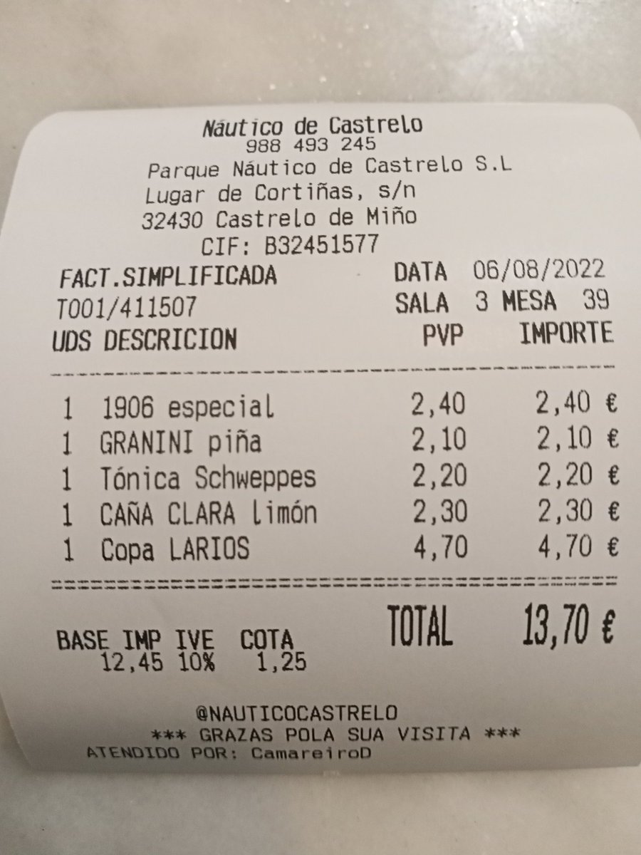 nauticocastrelo's tweet photo. Botamos unha familia da terraza por comentarios xenófobos cara un compañeiro?
Botamos.

O Moha merece todo o respecto, coma os demais.

Perdemos 13,70 €? Non.

E cando Xefe recolleu as bebidas da mesa do impresentable, sen erguer a voz nin unha vez, as mesas do redor aplaudiron. https://t.co/XXrprXiVT5