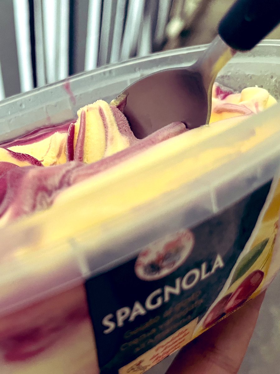 MarkOcram79's tweet photo. Aspettando la pioggia … e spero tanta pioggia … mi spacco il gelato #spagnola #amarena #rain #pioggia #pioggiaatorino #chegoduria https://t.co/whydQVKZ17