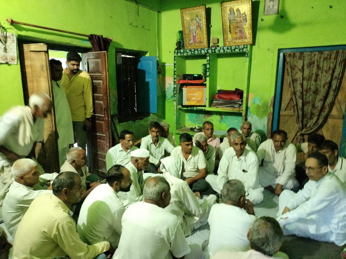 Bharatpur_1One's tweet photo. आज गांव सोगर ,महगाया ,अजान ,अभोर्रा ( कुम्हेर ) शोक सभा में पहुंच कर दिवंगत आत्माओं को श्रद्धांजलि अर्पित की। व शोकाकुल परिजनों को ढांढस बंधाया।🙏

आपका अपना
विश्वेंद्र सिंह 🙏
कैबिनेट मंत्री (राज. सरकार) https://t.co/dEF69YErQI