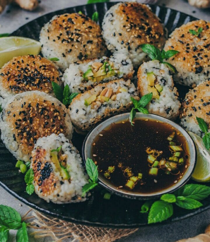 helluxfr's tweet photo. @sixtcc Li o seu plot e o logo procurei minha melhor receita japonesa com arroz.
ㅤㅤㅤ── Yaki Onigiri, bolas de arroz grelhadas veganas, recheio de abacate e amendoim. https://t.co/XNvgAyc8i2