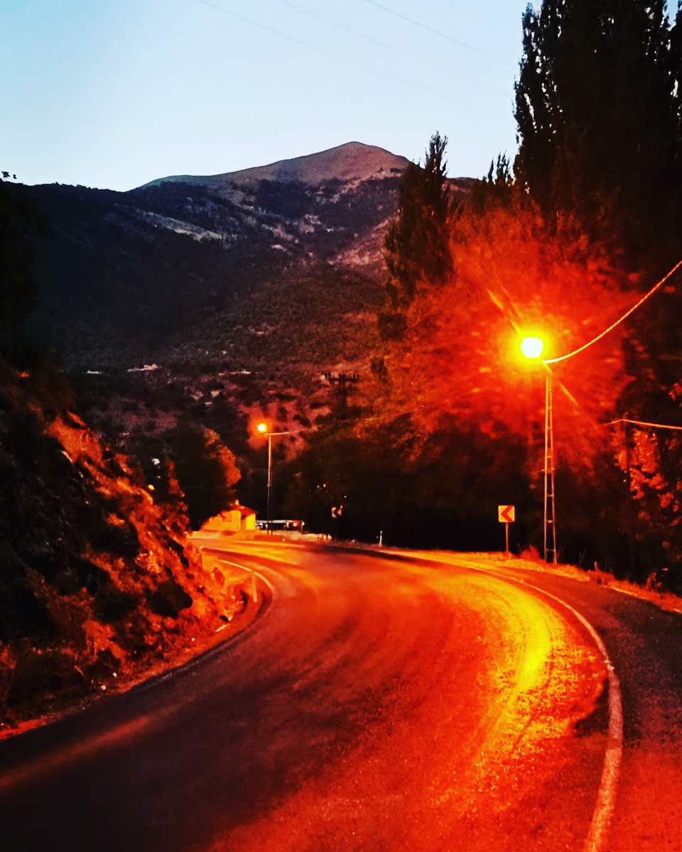 Bir ömür geçer buralarda
Sanki yarın dünden uzak
Bitmeyen bir ızdırap oy