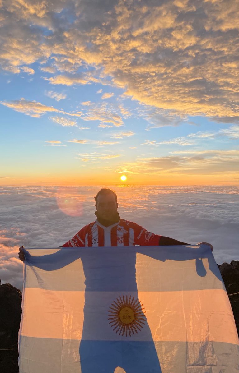 Gloriosos_Mundo's tweet photo. Hoy les presentamos a Julio, uno de los Gloriosos por el Mundo desde latitudes más lejanas, haciendo el aguante desde Japón 🇯🇵
En las fotos, junto a la estatua de Hachiko 🐕 y en la cima del monte Fuji 🗻 https://t.co/JljsEHHh8a