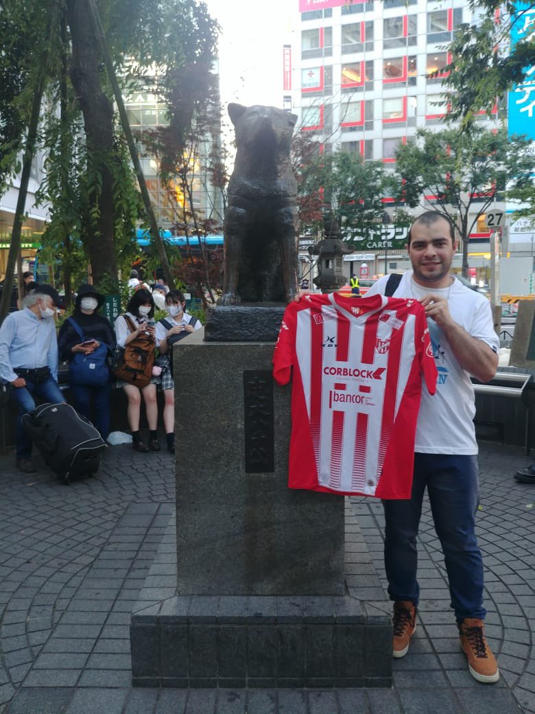 Gloriosos_Mundo's tweet photo. Hoy les presentamos a Julio, uno de los Gloriosos por el Mundo desde latitudes más lejanas, haciendo el aguante desde Japón 🇯🇵
En las fotos, junto a la estatua de Hachiko 🐕 y en la cima del monte Fuji 🗻 https://t.co/JljsEHHh8a