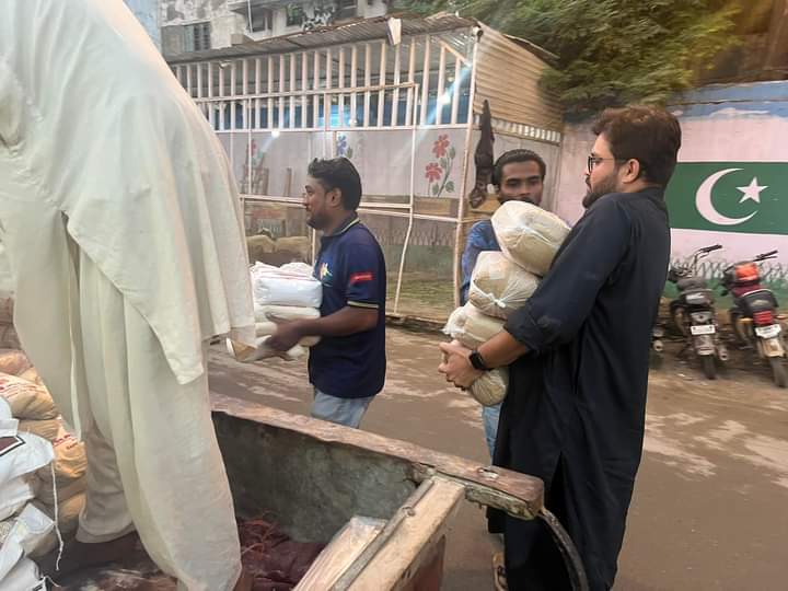 HuzziFactor's tweet photo. پاکستان کے نیشنل ھیرو کرکٹر رومان رئیس بھائی جو اس وقت کشمیر لیگ کھیلنے گئے ہوئے ہیں ان کی فاونڈیشن رومان رئیس خان فاونڈیشن کی جانب سے بڑی تعداد میں امدادی سامان خشک راشن بلوچستان سیلاب متاثرین کے لئیے ھاوس آف جے ڈی سی پہنچا دیا گیا،
@ZafarJdc @rummanraees15
#JoinHandsWithJDC https://t.co/XOejPpS5JB