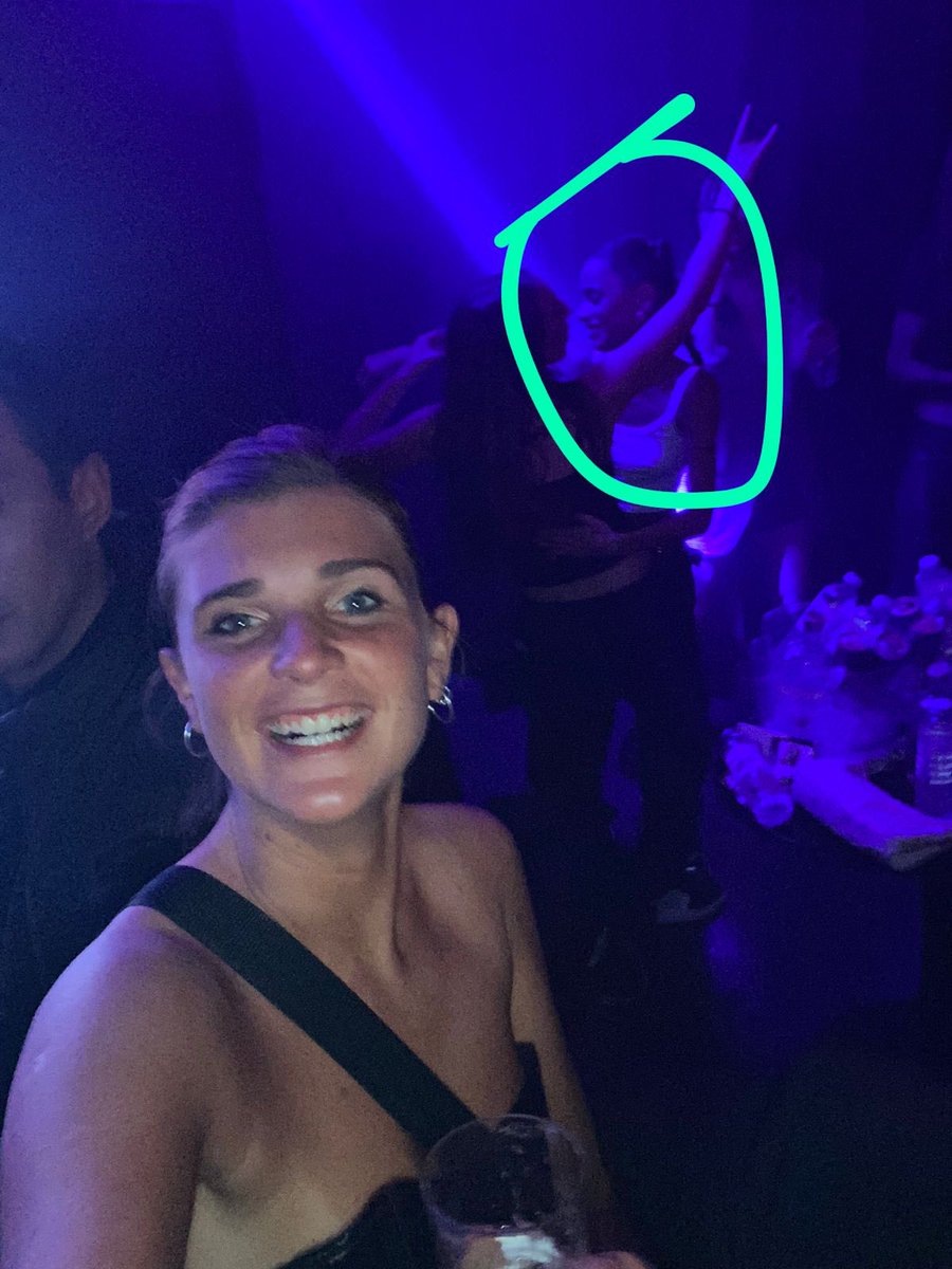 canderojo1's tweet photo. Ayer vi a tini en el boliche y nos sacamos una selfie. Mi cara lo dice todo https://t.co/8U9XZ9WL3q