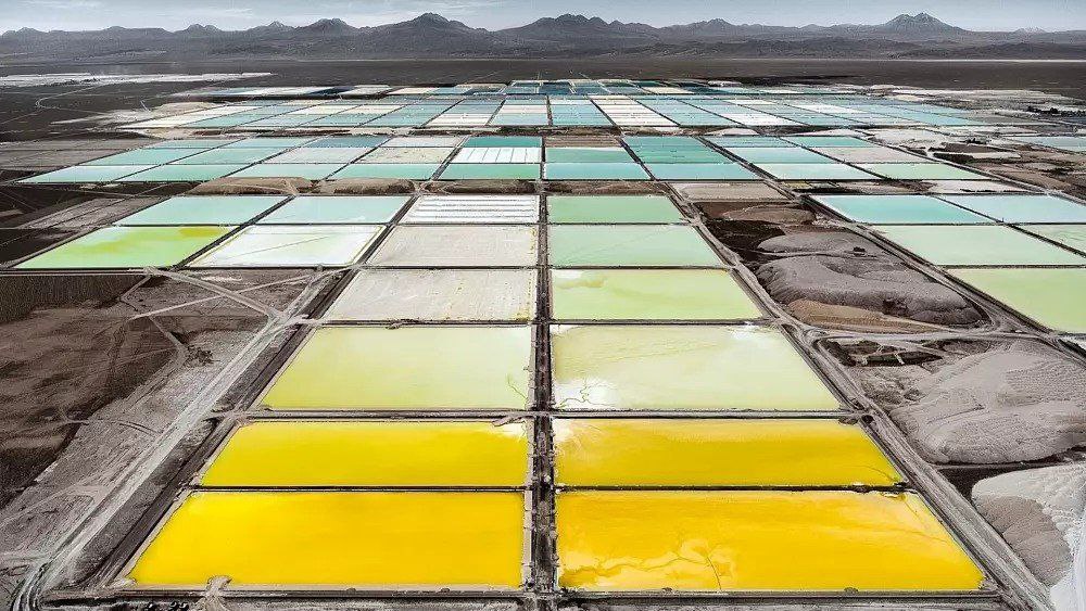 David24232201's tweet photo. C'est un champ de lixiviation du lithium. C'est de ça que sont faites les batteries des voitures électriques. C'est tellement neurotoxique qu'un oiseau qui se pose sur ce truc meurt en quelques minutes. J'imagine que cela ne pose aucun danger pour l'environnement... https://t.co/ThoWMfAVGQ
