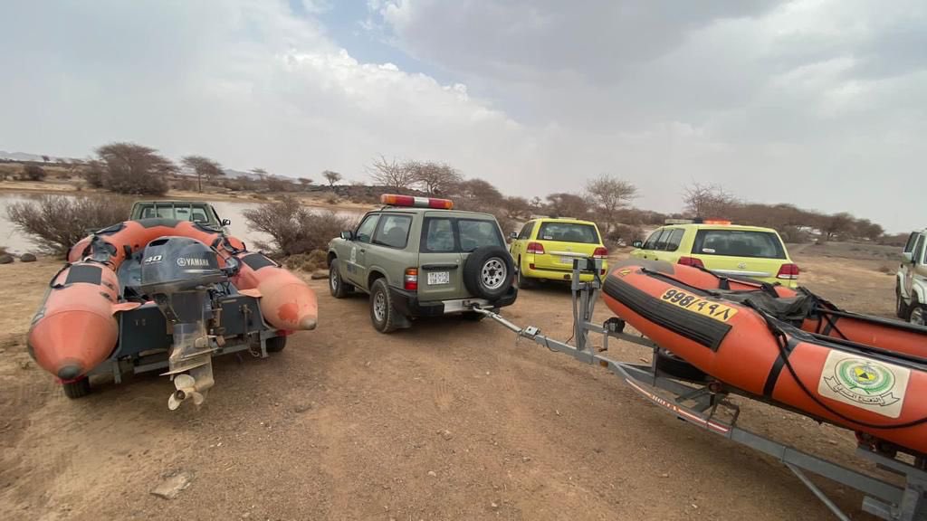 SaudiDCD's tweet photo. باشر مدني #الحناكية بلاغًا عن غرق (4) أشخاص في مستنقع مائي بوادي الجربوع، تم إخراجهم، وهم في حالة وفاة - نسأل الله لهم الرحمة ولذويهم الصبر والسلوان. https://t.co/N35SL3CCFP
