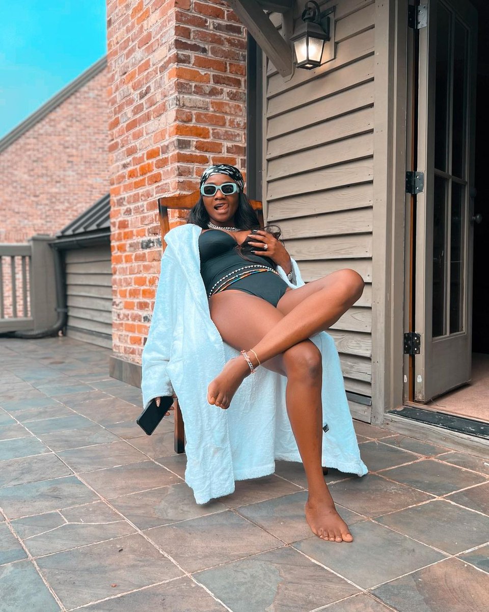 legitngnews's tweet photo. Sunday is a good day to Relax and be taken care of!
Simi simi shows off her bikini bod as she spends her Sunday outside.
Adekunle Gold's Magic❤❤
📸: @SympLySimi (Instagram)
#legitng #legitposts #simi #sundaygoodness https://t.co/KyHj85HjNT