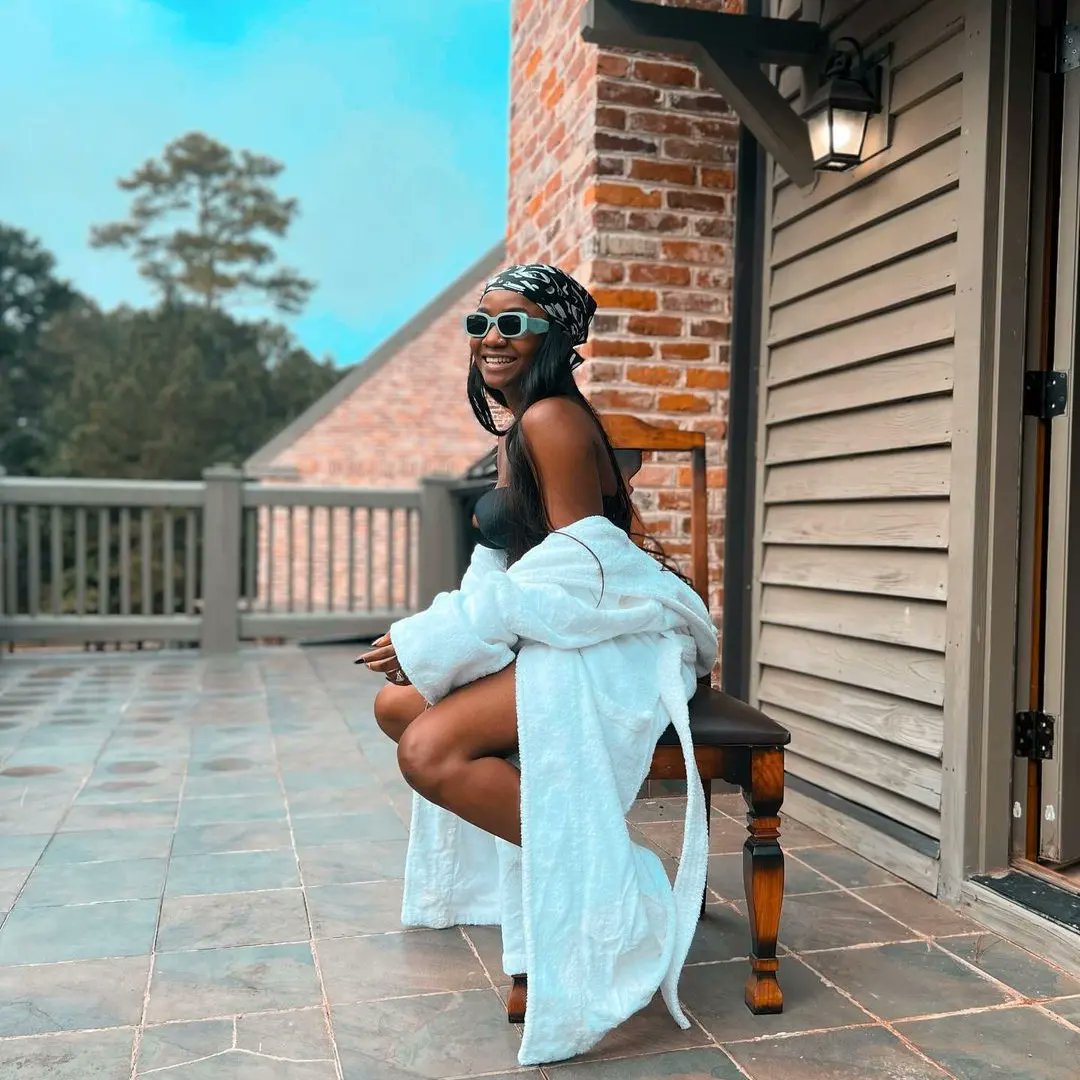legitngnews's tweet photo. Sunday is a good day to Relax and be taken care of!
Simi simi shows off her bikini bod as she spends her Sunday outside.
Adekunle Gold's Magic❤❤
📸: @SympLySimi (Instagram)
#legitng #legitposts #simi #sundaygoodness https://t.co/KyHj85HjNT