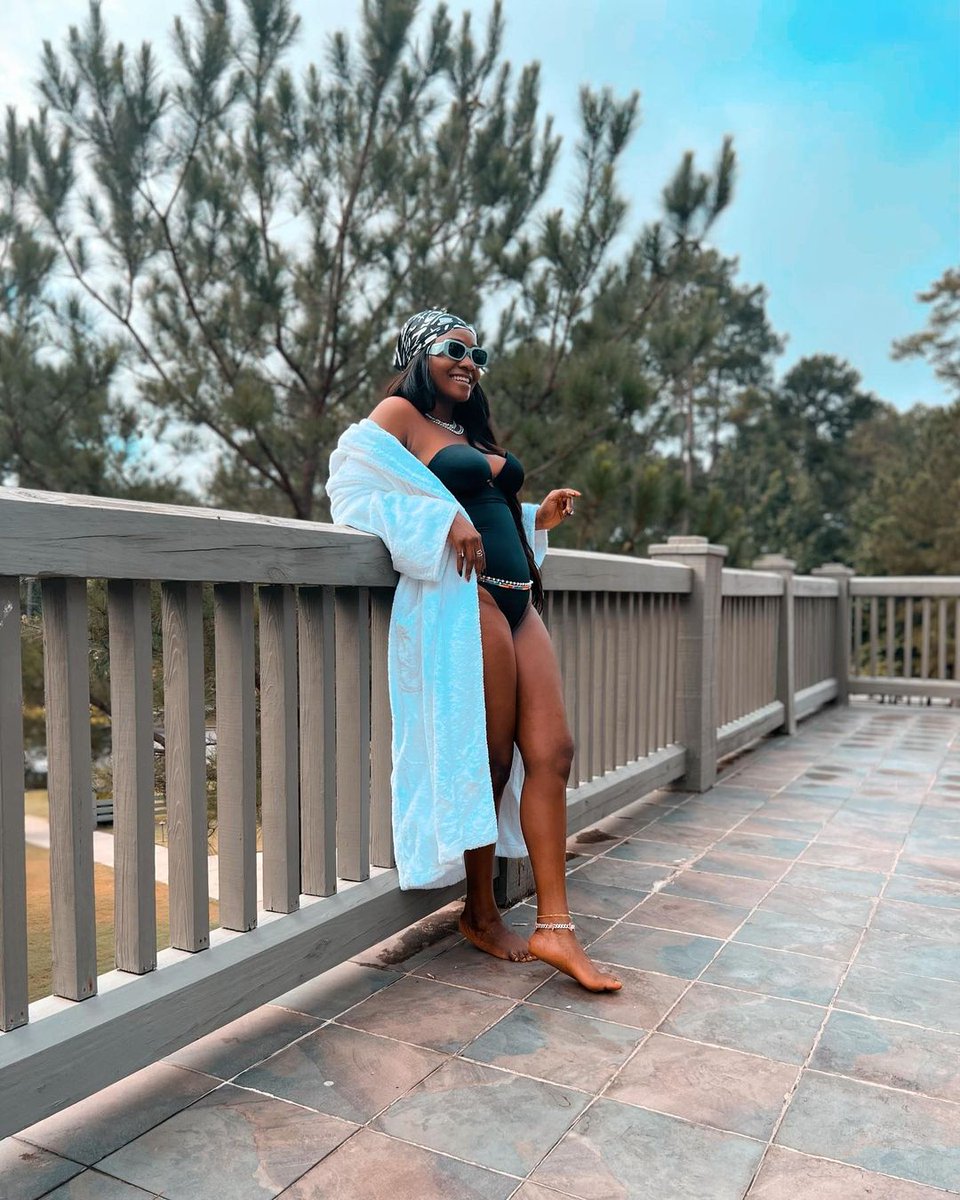 legitngnews's tweet photo. Sunday is a good day to Relax and be taken care of!
Simi simi shows off her bikini bod as she spends her Sunday outside.
Adekunle Gold's Magic❤❤
📸: @SympLySimi (Instagram)
#legitng #legitposts #simi #sundaygoodness https://t.co/KyHj85HjNT