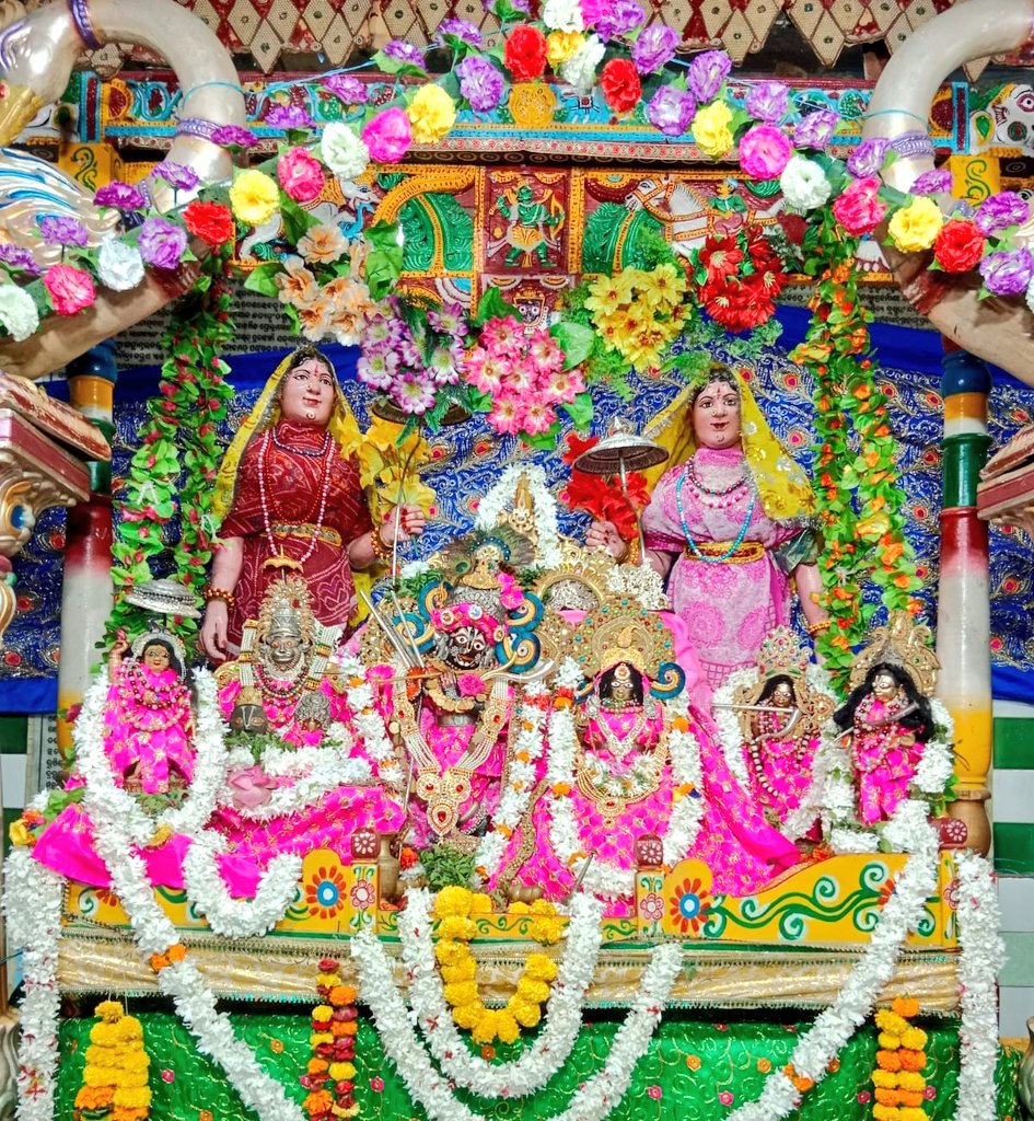 VAdkri's tweet photo. Bring the Mahaprabhu closer to your heart at this year's Jhulana Jatra! By taking a close-up Darsana of Jugala murti from Sana Radhakanta Matha
#Parala #Odisha
ମାଳତୀ ଝୁଲଣ
----MalatiJhulana2022---- https://t.co/s8qj8AqKIy