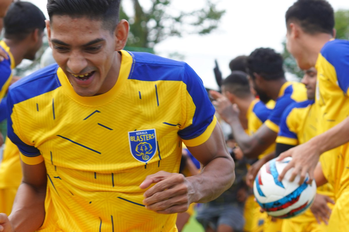 KeralaBlasters's tweet photo. The customary tunnel run to induct our new Blasters into the squad! 💛

#YennumYellow #KBFC #കേരളബ്ലാസ്റ്റേഴ്സ് https://t.co/L9iM0f0TyO