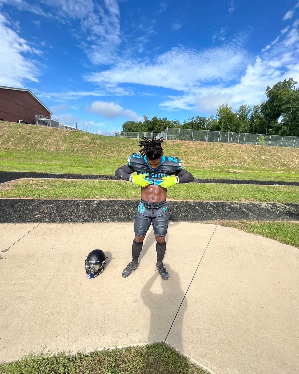 Tuttle4_6's tweet photo. Senior Szn loadin…..❤️🔥💫 @OakGroveGrizzFB @coach_J_Santi https://t.co/1RFvc1OUOI
