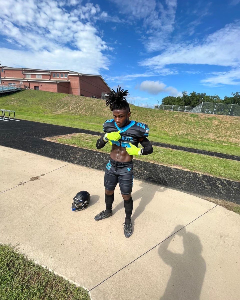 Tuttle4_6's tweet photo. Senior Szn loadin…..❤️🔥💫 @OakGroveGrizzFB @coach_J_Santi https://t.co/1RFvc1OUOI