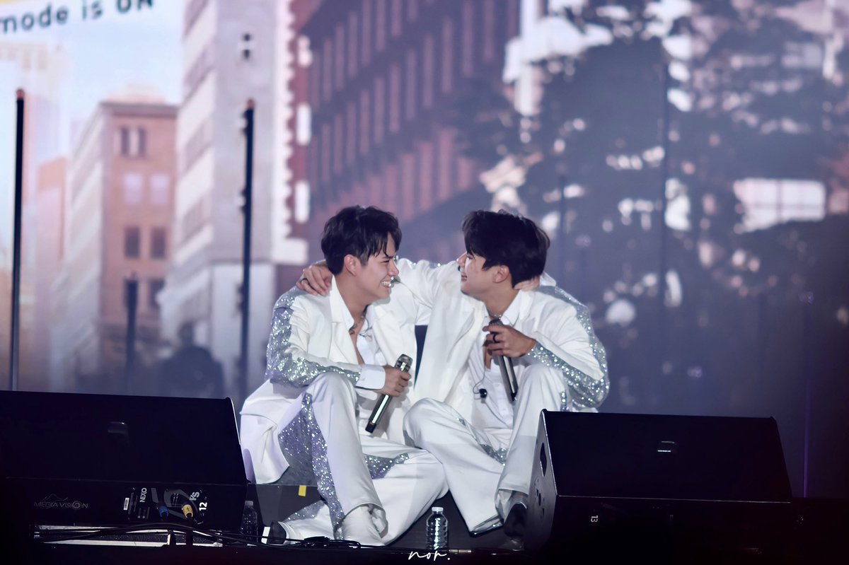 norryaa's tweet photo. โทษฐานที่รู้จักและรักกันแล้วก็ดูแลกันดีๆนะค้าบ🧡💙 
 
#OhmNanon1stFM #OhmNanon 
#mynameisnanon #ohmpawat 
@mynameisnanon @ohmpawatt https://t.co/ISG1NZi3HN