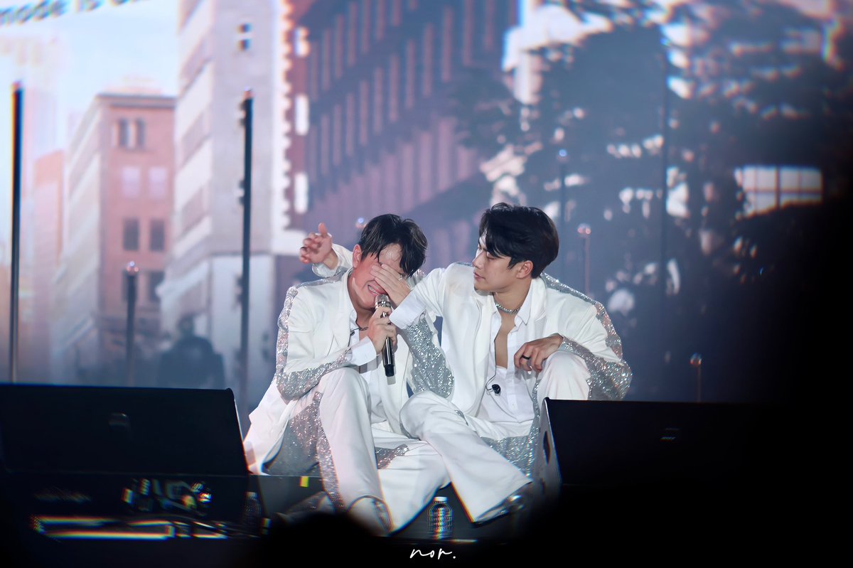 norryaa's tweet photo. โทษฐานที่รู้จักและรักกันแล้วก็ดูแลกันดีๆนะค้าบ🧡💙 
 
#OhmNanon1stFM #OhmNanon 
#mynameisnanon #ohmpawat 
@mynameisnanon @ohmpawatt https://t.co/ISG1NZi3HN
