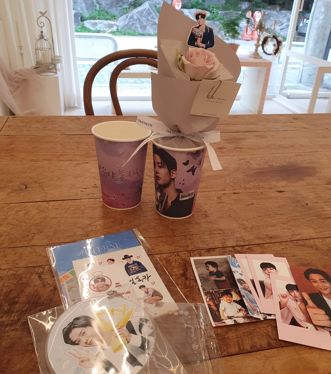 꽃 사는 건 언제나 즐겁고🌹 
석우 생일축하 하는 건 더더 행복하고🥳
최소 3등은 보장해주는 대혜자 럭드는 사랑이엇습니다❤
#향기로운_보랏빛의_8월