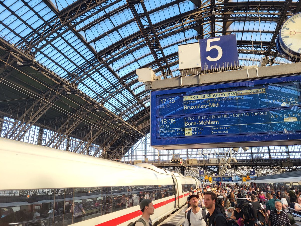 QuentltL's tweet photo. Wrong answer @DB_Bahn this is fact the ICE122 to Amsterdam https://t.co/V9FiRRhevU