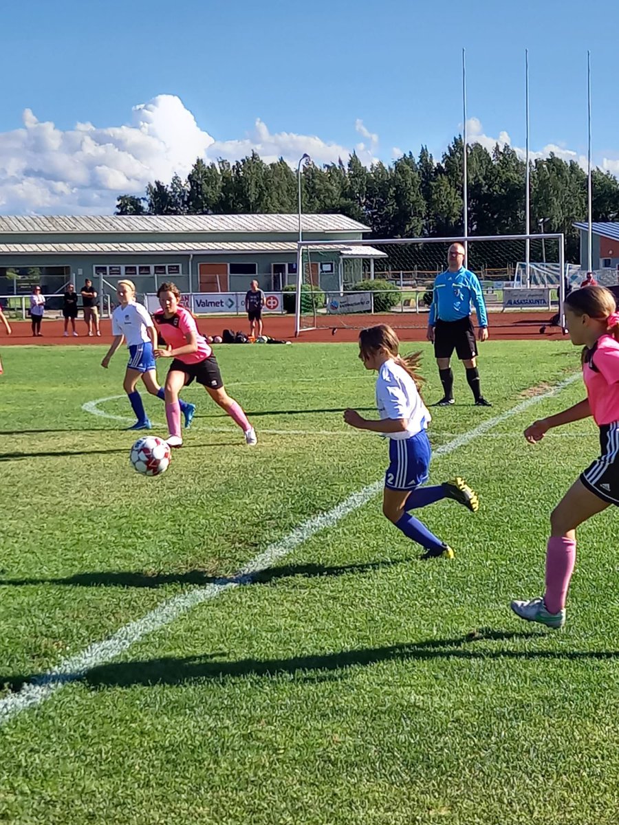 Euranpallo's tweet photo. Tänään potkaistiin vauhdikkaasti T12 Kakkosen syyskierros käyntiin Ullevilla. Kotijoukkue oli tyly emäntä turkulaisvieraille. Lopputulos EuPa - TuKV 5-0 #EuranPallo #JunnujenKuulumisia https://t.co/mThVm0KpZD