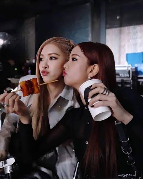 rsoldpics's tweet photo. happy 6th anniversary to @blackpink ! may all of you have a wonderful day and continue loving each other and music 🫶🏻 https://t.co/KlhpyuQLAE