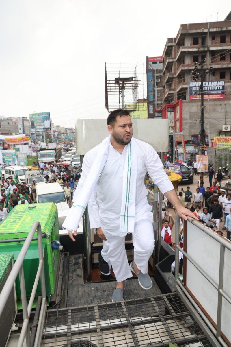 yadavtejashwi's tweet photo. केवल पटना जिला में ही महंगाई, अग्निपथ और बेरोजगारी से त्रस्त लाखों लोगों ने मार्च में हिस्सा भाग लेकर अपने आक्रोश का प्रकटीकरण किया। जनता ने जनविरोधी नीतियों के ख़िलाफ लड़ाई ठान ली है। https://t.co/pJSpUsEeZv