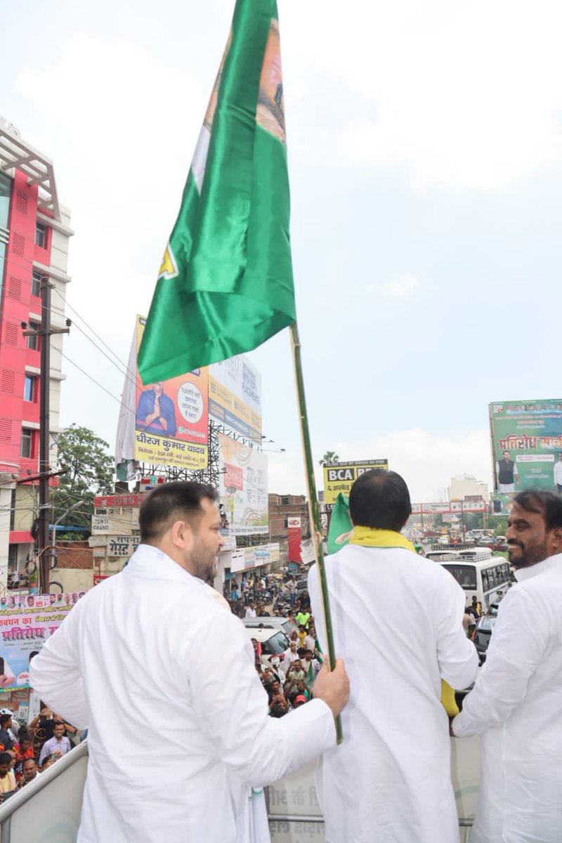 yadavtejashwi's tweet photo. केवल पटना जिला में ही महंगाई, अग्निपथ और बेरोजगारी से त्रस्त लाखों लोगों ने मार्च में हिस्सा भाग लेकर अपने आक्रोश का प्रकटीकरण किया। जनता ने जनविरोधी नीतियों के ख़िलाफ लड़ाई ठान ली है। https://t.co/pJSpUsEeZv