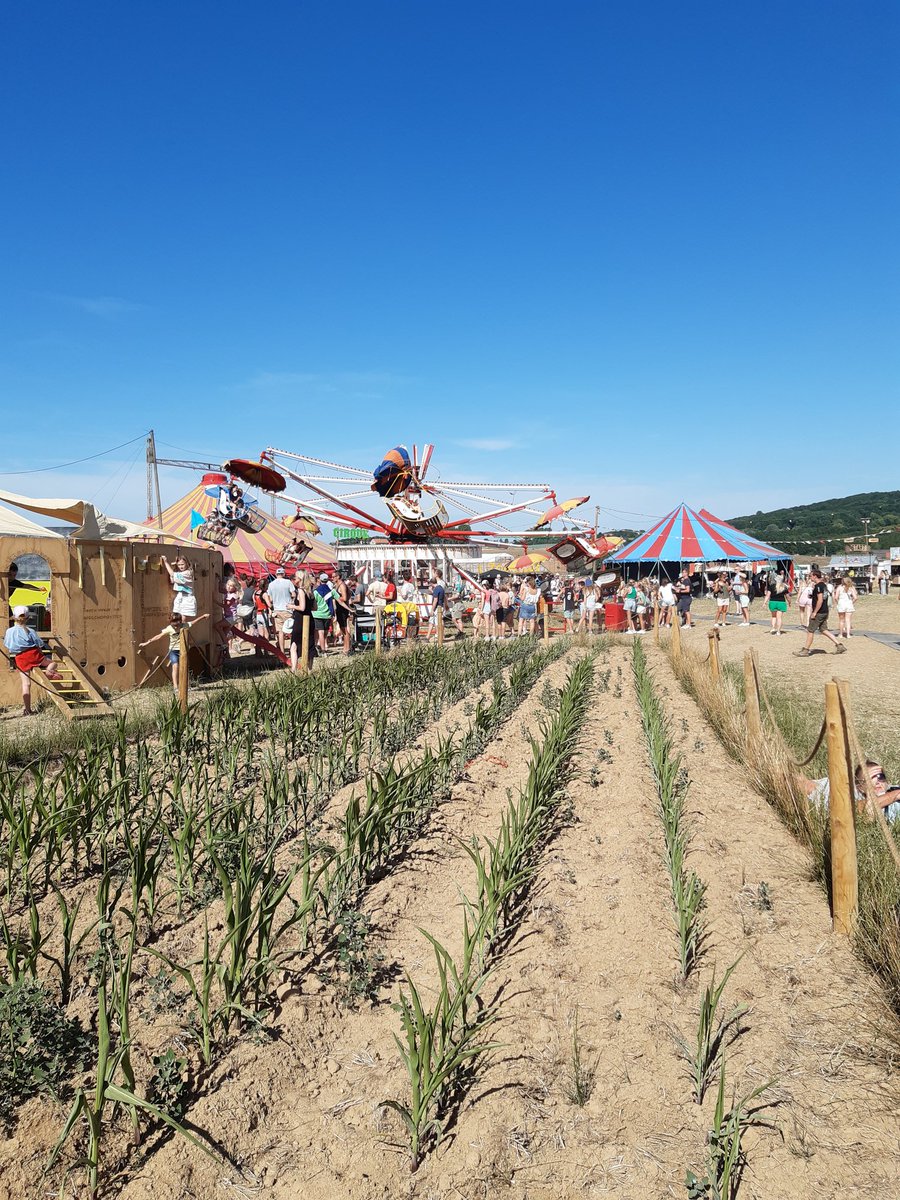 ilseja1's tweet photo. Je zal maar de pech hebben dat je preiveldje middenin het festivalterrein ligt 😅 #dranouter #festivaldranouter https://t.co/c04ZKu2PG7
