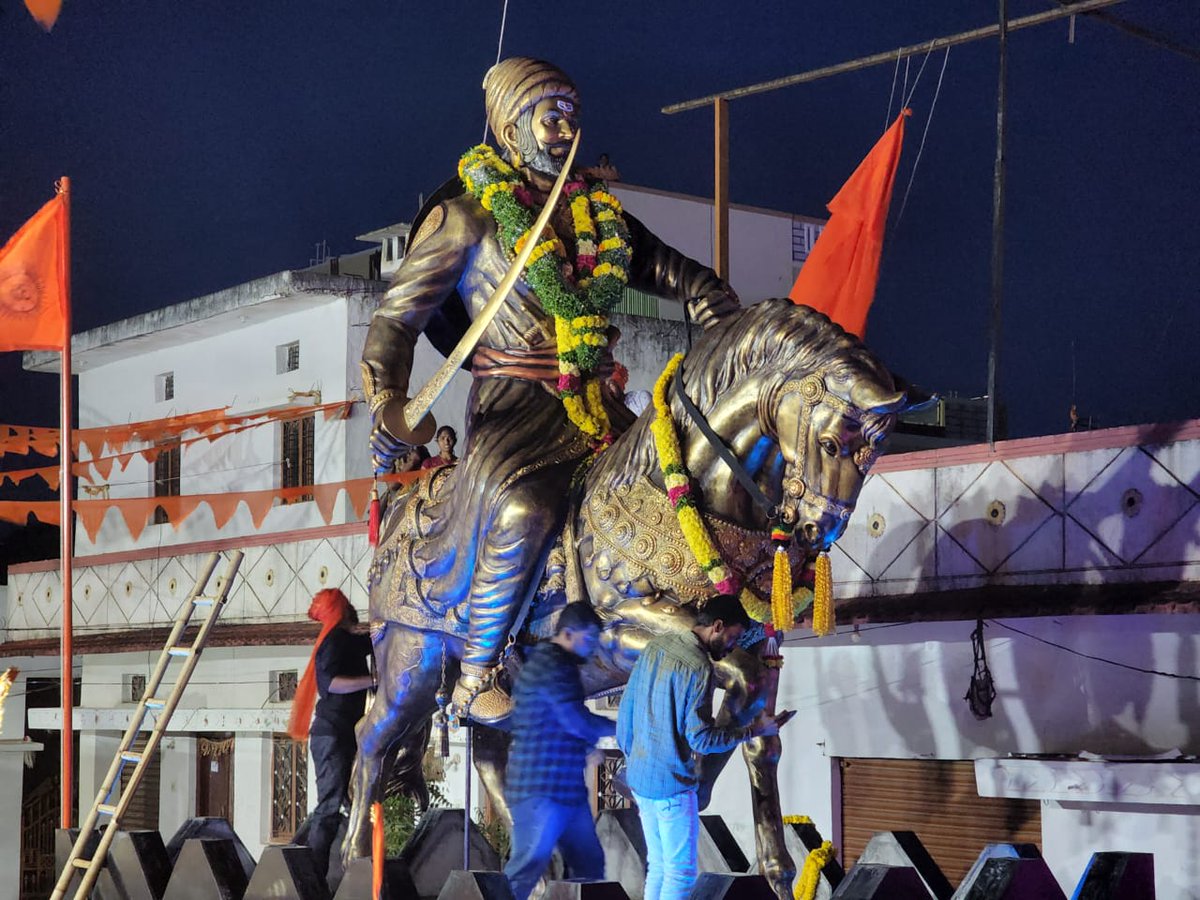 TigerRajaSingh's tweet photo. Inaugurated Chhatrapati Shivaji Maharaj Statue at Proddatur Grampanchayat in Chevella Assembly,  and addressed the gathering on this occasion.

Joined by @KVishReddy garu &amp; karyakartas in large number. https://t.co/4JrDijWQuH