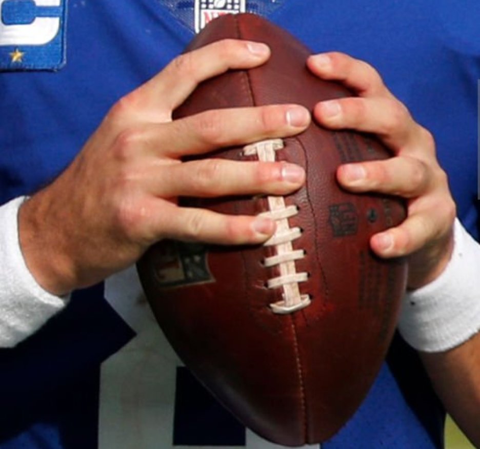 QBGrip's tweet photo. Counting down all 32 #NFL #Quarterbacks...
#QBGrip #DanielJones #handsize 9.75"
https://t.co/ZFohS9wCjL
#QB #Quarterback #nygiants #giants #Football #TheDuke
@Daniel_Jones10 @nygiants @nfl @WilsonFootball https://t.co/ncJIScFBHn