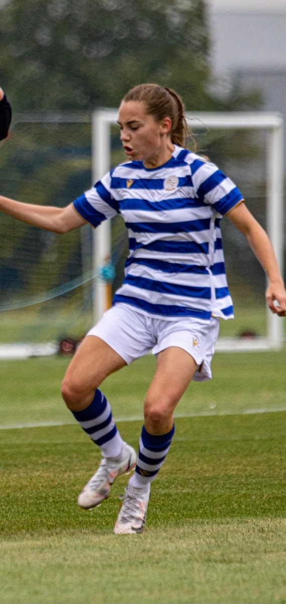 AscotWomenFC's tweet photo. Huge congrats to former  @AscotUnitedFC Diamonds player, Bella Cox, after making her debut for Reading Womens First team in a friendly away to Bristol City 👏🏻👏🏻. Good to see grassroots football doing its job⚽️⚽️.  https://t.co/RBqdZOLCsJ