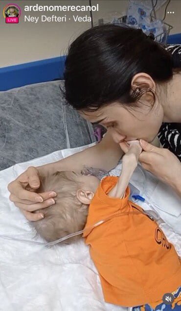 parodirt's tweet photo. Arden Ömer sma hastası bir yavrumuz!

Annesi “gözümün önünde çocuğum eriyor.. Allah rızası için sesimi duyun yardım edin” diyor. Tweet bu kadar!

Rabbim şafi ismi sıfatıyla şifa versin. 
#Ölüyorum @ardenomerecanol 

Lütfen tweeti paylaşalım yayalım!! https://t.co/i8UCcncGJL