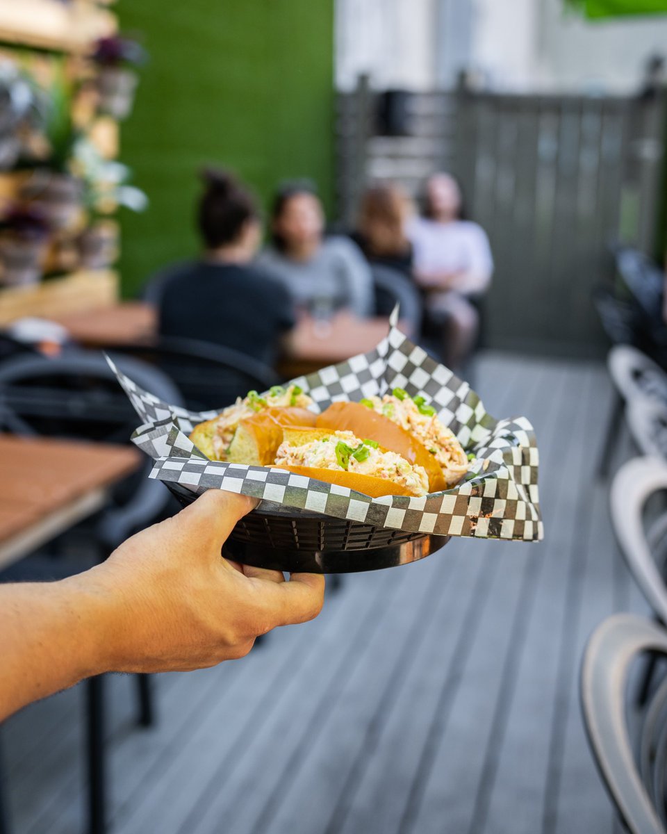 LordWilliamPub's tweet photo. Minis Rouleaux au Homard 🦞Lobster Roll Sliders

#lordwilliampub #mtlfood #mtlrestaurant #montrealfood #montrealrestaurant #griffintown #griffintownmontreal #griffintownmtl https://t.co/dJOB3EmAn2