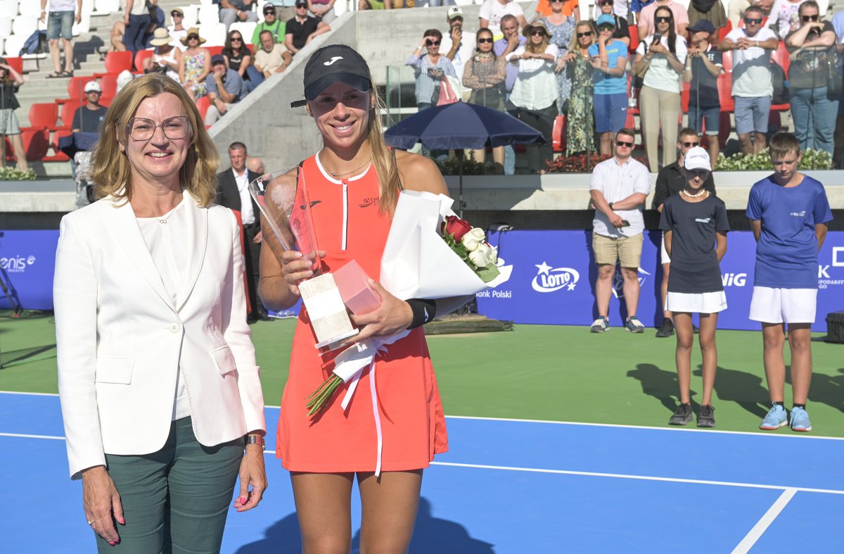 PZTPolishTour's tweet photo. Katerina Siniakova🇨🇿 pokonała Magdę Linette🇵🇱 6:4 6:1 i zdobyła tytuł @polishopen_org w Kozerkach🏆🚙
Dziękujemy za intensywny tydzień i świetną frekwencję na trybunach podczas niedzielnego finału!😍 https://t.co/3JKoilrQ9l
