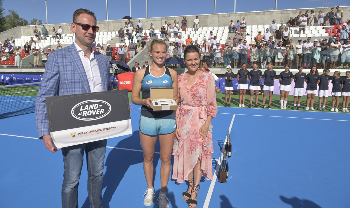 PZTPolishTour's tweet photo. Katerina Siniakova🇨🇿 pokonała Magdę Linette🇵🇱 6:4 6:1 i zdobyła tytuł @polishopen_org w Kozerkach🏆🚙
Dziękujemy za intensywny tydzień i świetną frekwencję na trybunach podczas niedzielnego finału!😍 https://t.co/3JKoilrQ9l