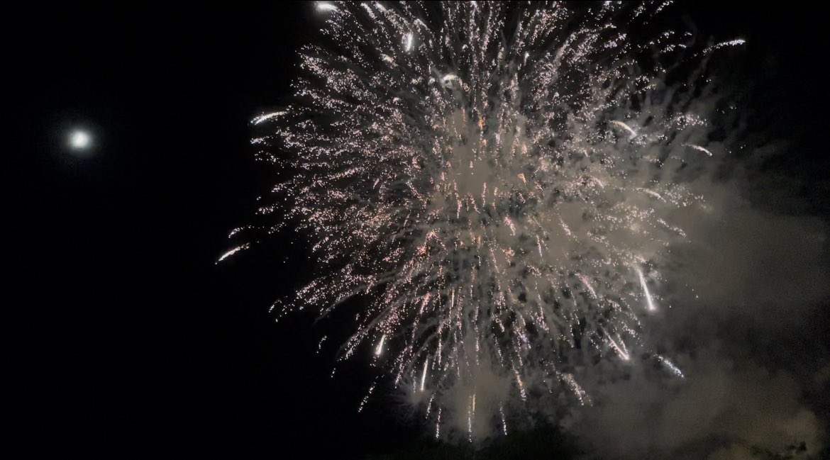 terry_origin's tweet image. 看完了加更和突袭训练室，如梦似幻的三个月过去，浪3也正式完结了。

过程中真是不断被姐姐们的性格、专业、碰撞出的火花吸引。节目组真是请了30位神仙姐姐。

希望接下来姐姐们都能在各自的领域发光。Xsister，聚是一团火，散是满天星⭐

（昨天去看烟花了，现在这张图就很应景🤣