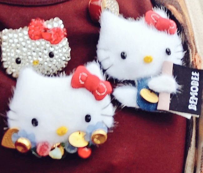 ka__t_y__'s tweet photo. Sanrioworld GINZAでお迎えしたのは、demodeeさんとコラボのキティちゃんのブローチ✨
発売されるのをずっーと心待ちにしていた22'A/Wの新作✨✨
超カワイイー💘
次は、ぜひミミィちゃんバージョンもお願いしたい!笑
#ハローキティ
#デモデ #demodee
#Hellokitty #ブローチ https://t.co/UVQEZ858Ki