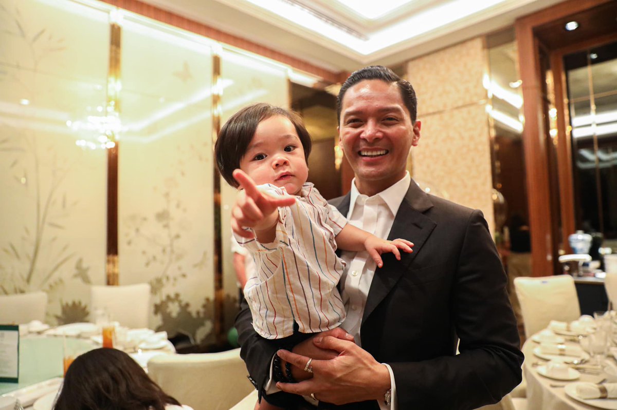 smninews's tweet photo. Dumalo bilang ninong at ninang sina Pangulong @bongbongmarcos at VP @indaysara sa birthday ng anak ni @TourismPHL Sec. Christina Frasco.

"Our hearts were filled with love and gratitude as we welcomed our Vincent Xavier’s first birthday," saad ng kalihim.

📸 Christina Frasco https://t.co/HUoYQLqPeQ