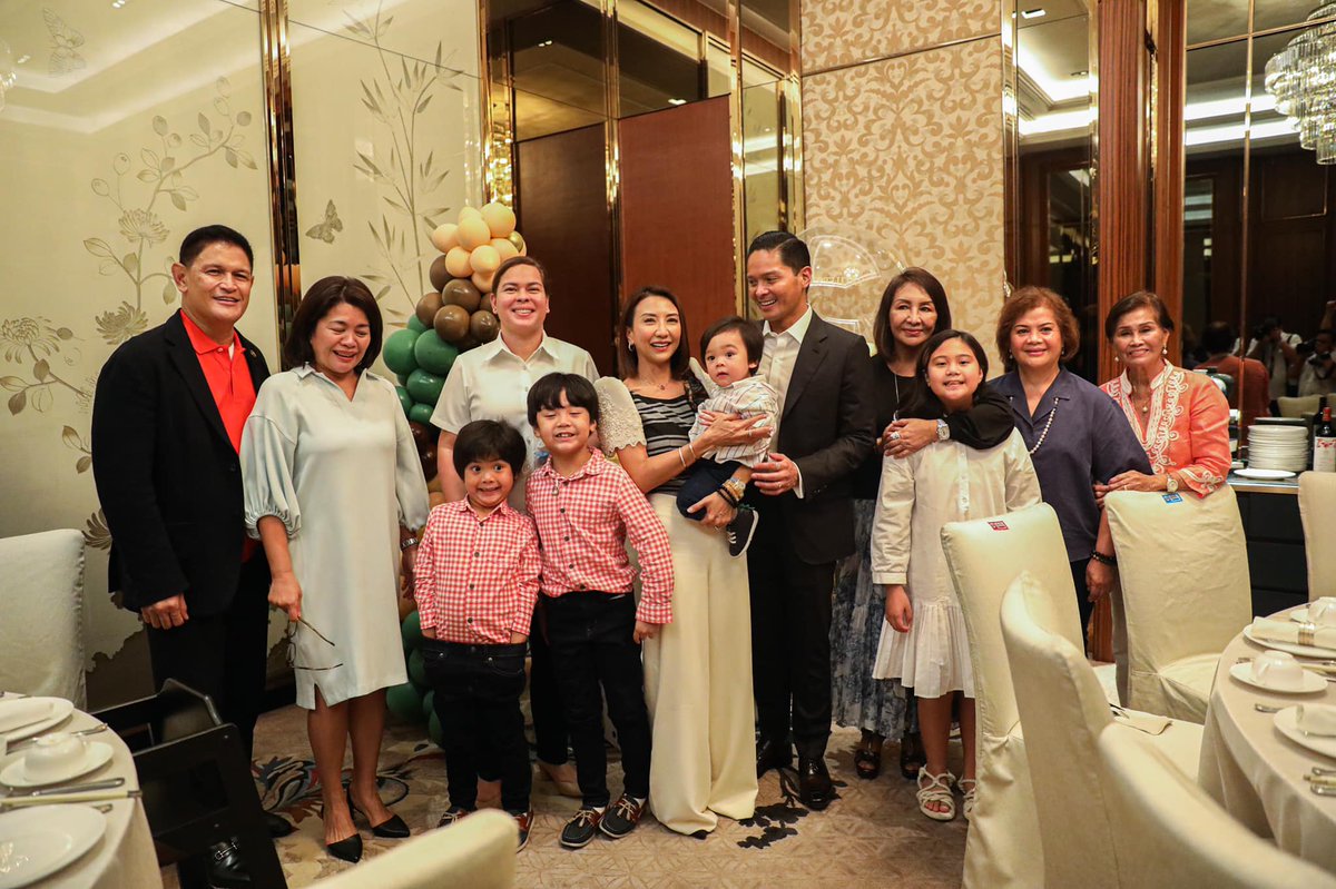 smninews's tweet photo. Dumalo bilang ninong at ninang sina Pangulong @bongbongmarcos at VP @indaysara sa birthday ng anak ni @TourismPHL Sec. Christina Frasco.

"Our hearts were filled with love and gratitude as we welcomed our Vincent Xavier’s first birthday," saad ng kalihim.

📸 Christina Frasco https://t.co/HUoYQLqPeQ