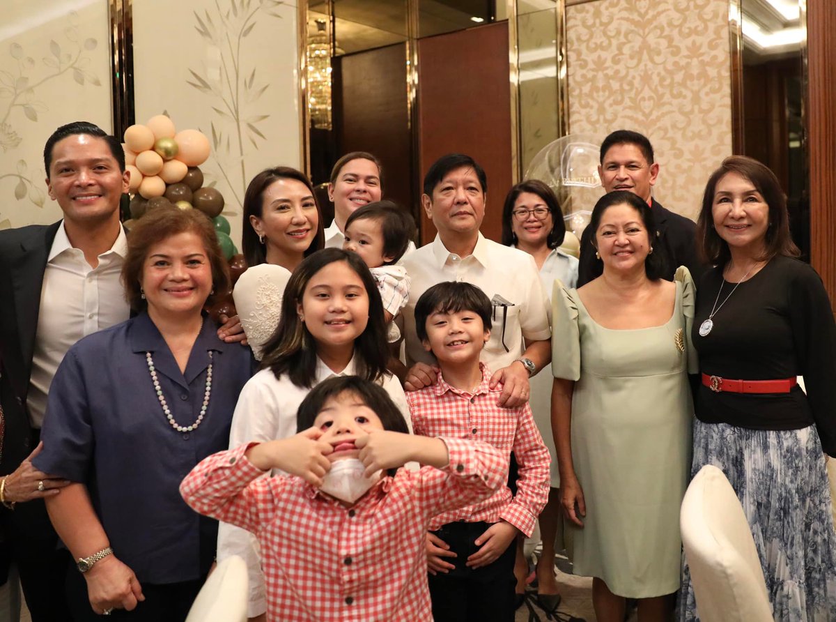 smninews's tweet photo. Dumalo bilang ninong at ninang sina Pangulong @bongbongmarcos at VP @indaysara sa birthday ng anak ni @TourismPHL Sec. Christina Frasco.

"Our hearts were filled with love and gratitude as we welcomed our Vincent Xavier’s first birthday," saad ng kalihim.

📸 Christina Frasco https://t.co/HUoYQLqPeQ