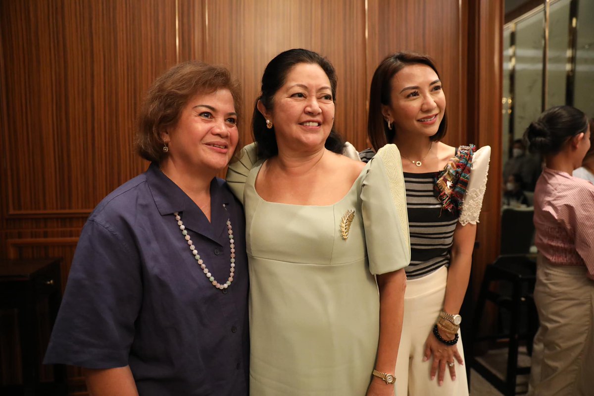 smninews's tweet photo. Dumalo bilang ninong at ninang sina Pangulong @bongbongmarcos at VP @indaysara sa birthday ng anak ni @TourismPHL Sec. Christina Frasco.

"Our hearts were filled with love and gratitude as we welcomed our Vincent Xavier’s first birthday," saad ng kalihim.

📸 Christina Frasco https://t.co/HUoYQLqPeQ