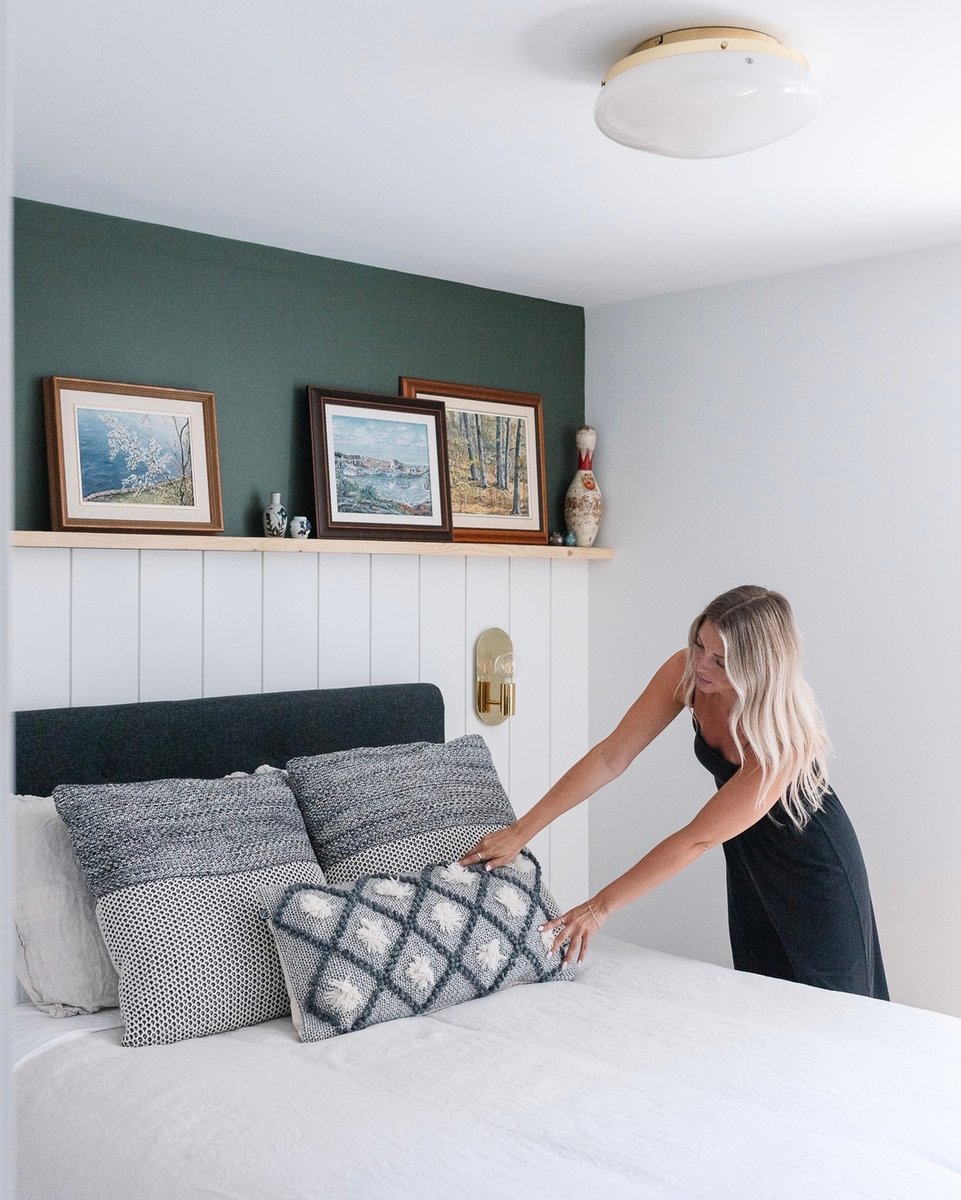 Sunday…more like snooze-day 🌧

Collab project with @maginterior.design and @onyxdesignbuild

📸 by @taniablakephotography

#BedroomDesign #MasterBedroom #SpareBedroom #DesignTrends2022 #AccentWall #WallPanelling #WoodShelf #SundayBedroom ##BedroomIdeas #Decor #CreativeDesi