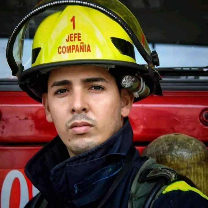 El es Frank Lorenzo Acosta Ferrer jefe de la Compañía del Comando #1 del Cuerpo de Bomberos de La Habana..estuvo durante el  accidente del avión, el Tornado, las inundaciones, el hotel Saratoga y ahora en Matanzas ..Gracias joven por todo, el pueblo matancero te agradece.#Cuba