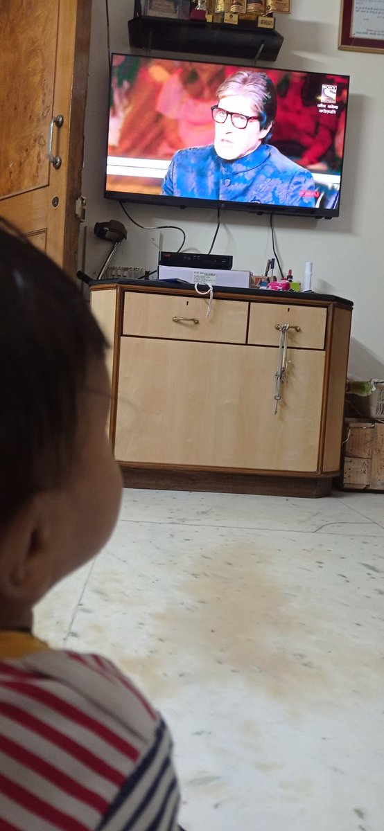 AksharaKawadia's tweet photo. Gurudev @SrBachchan Sir
@arunshesh ji Sir
Look at the magic of #KaunBanegaCrorepati
#AmitabhBachchan ji Sir's youngest well wisher #Krishant Kawadia just 8 months too watching #KBC2022 https://t.co/hGHagaCNmT