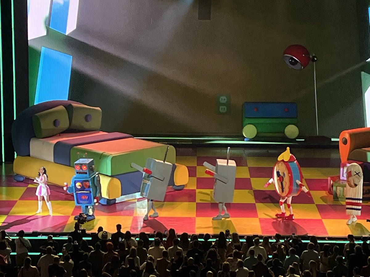 KassLaw's tweet photo. When in #lasvegas, go see @katyperry and all of her interesting friends that make for a really terrific show. Katy sings, dances, and really entertains @adamkass8 @juliekass @samarakass https://t.co/Bw2b4mNGdn
