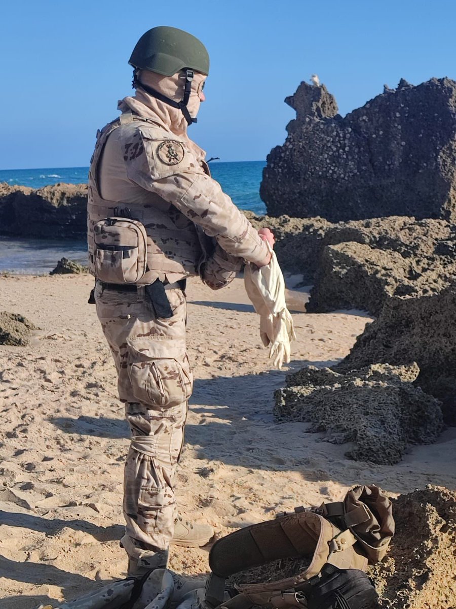 Armada_esp's tweet photo. La #UnidadDeBuceo de Cádiz se traslada a la Cala del Pato, en #ConilDeLaFrontera, ante un aviso por la aparición de un artefacto que fue identificado posteriormente como una bengala.
Esta actividad en el ámbito marino y litoral es exclusiva de la #Armada.

#SomosLaArmada🇪🇦⚓ https://t.co/JZaZTyVDXK