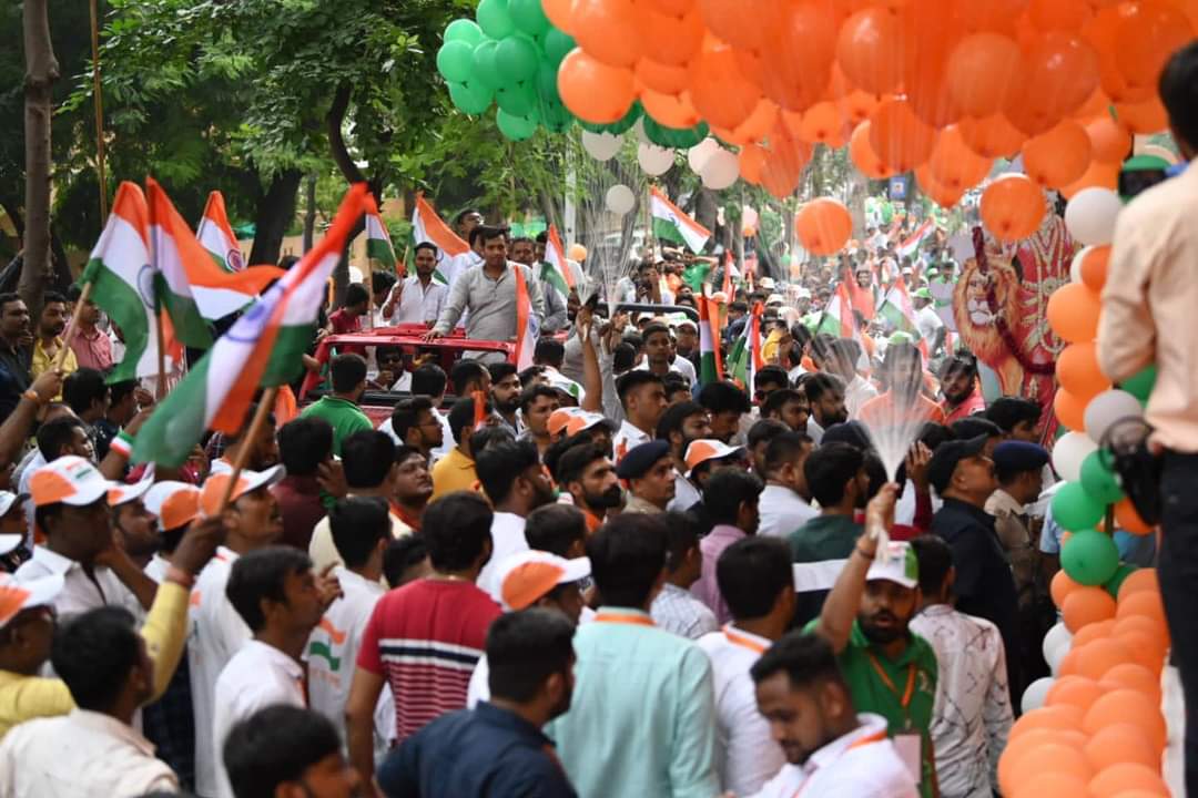 imayurmpatel's tweet photo. Glimpses of ✌️#BJYMTirangaYatra 🏍️

#HarGharTiranga https://t.co/aF0Cswh8L6