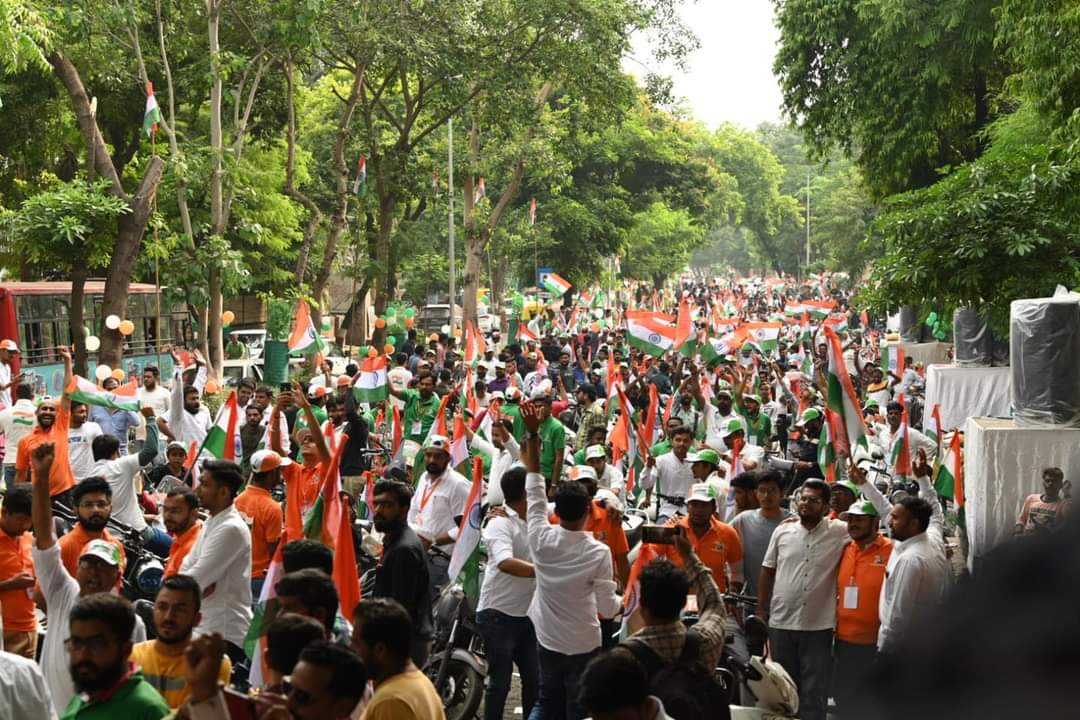 imayurmpatel's tweet photo. Glimpses of ✌️#BJYMTirangaYatra 🏍️

#HarGharTiranga https://t.co/aF0Cswh8L6