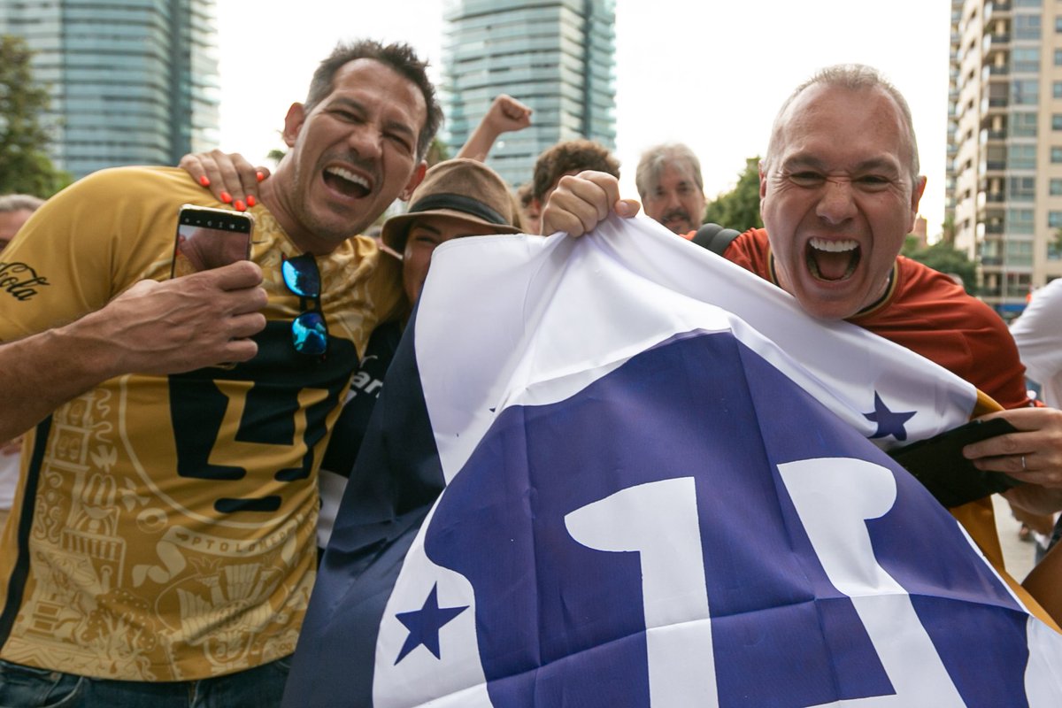 PumasMX's tweet photo. 🔵🟡 El azul y oro presente en todas partes

🇲🇽 ¡Muchas gracias! ¡Son la mejor afición de todas! 

#SoyDePumas #OrigenDeLaPasión https://t.co/h3hp62T55o