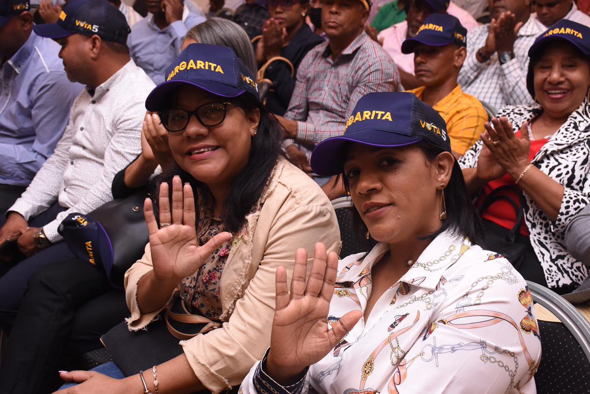 #MargaritaCedeño pasa revista junto al coordinador electoral <a href="/dddiaz/">Danilo Diaz</a> y los miembros del Comité Político que conforman este proyecto #MargaritaPresidenta. 🌼💜

#Vota5 🤚🏼🗳