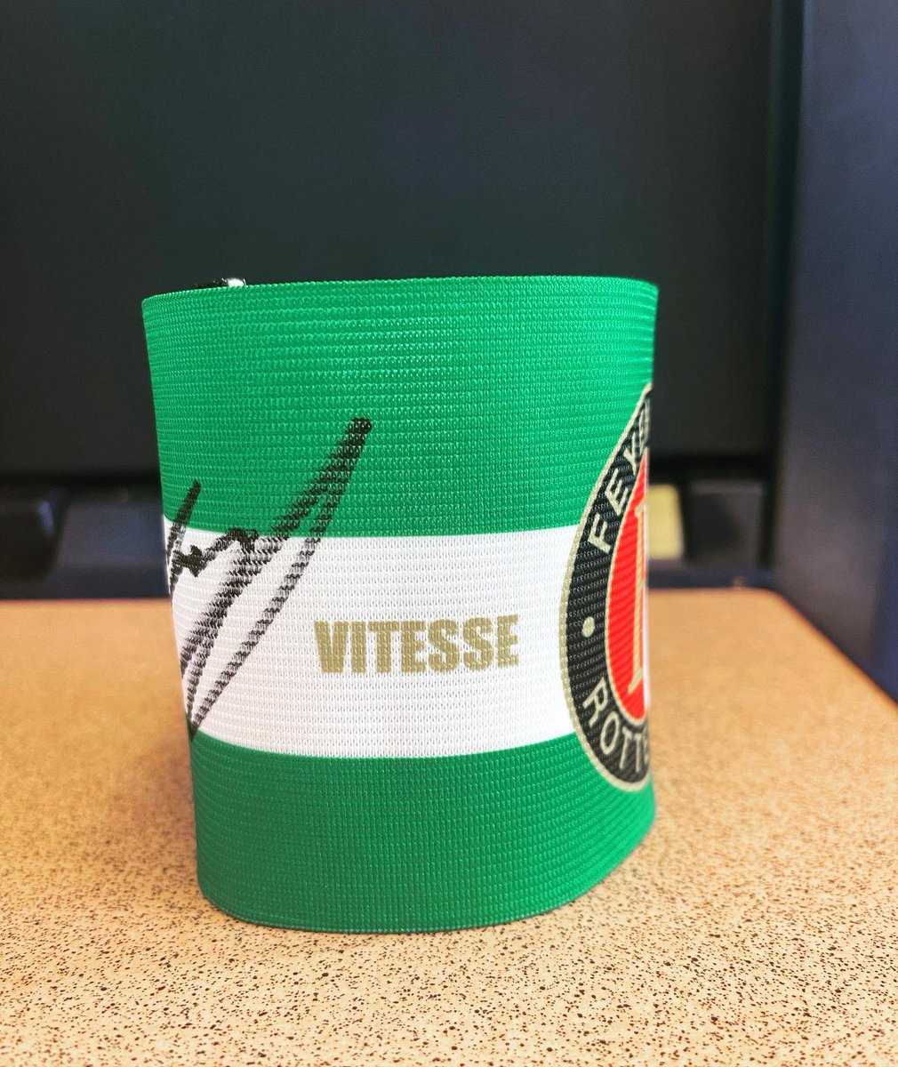 Fverzameling's tweet photo. Gedragen en ondersteboven gesigneerde aanvoerdersband van de Kale Kletserrrttt #feyenoord #vitfey #gernottrauner #feyenoordrotterdam @FRFC1908 @DeFeijenoorder @Feyenoord @feyenoordsupnl https://t.co/hTL1eNNMOS